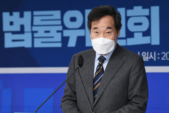 이낙연 대표가 8일 서울 여의도 당사에서 열린 법률위원회 부위원장 임명장 수여식에서 인사말을 하고 있다. 연합뉴스
